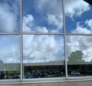 Photo d'une grande vitre de batiment terciaires fraichements remplacées