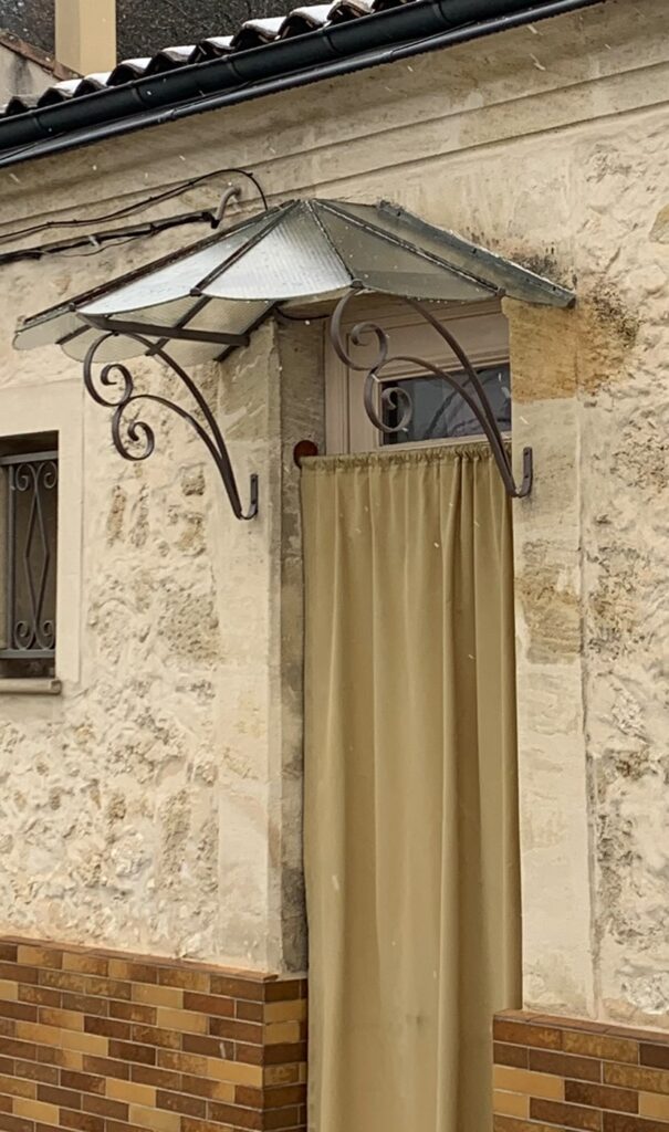 Photo d'une jolie marquise de porte d'entrée remplacée par Miroiterie Gironde