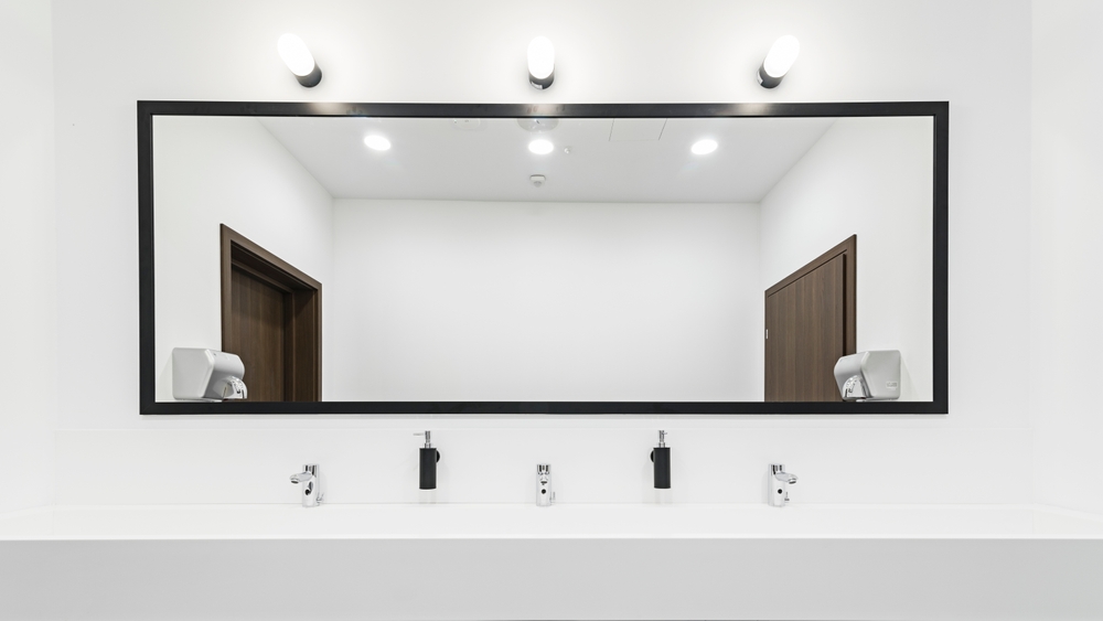 Photo d'un miroir de salle de bain neuf et moderne fraichement posé