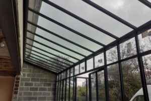 Photo vue d'en bas d'une verrière remplacée chez un client de la Miroiterie Gironde