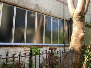 Photo d'une verrière remplacée dans un hangar de mécanicien.