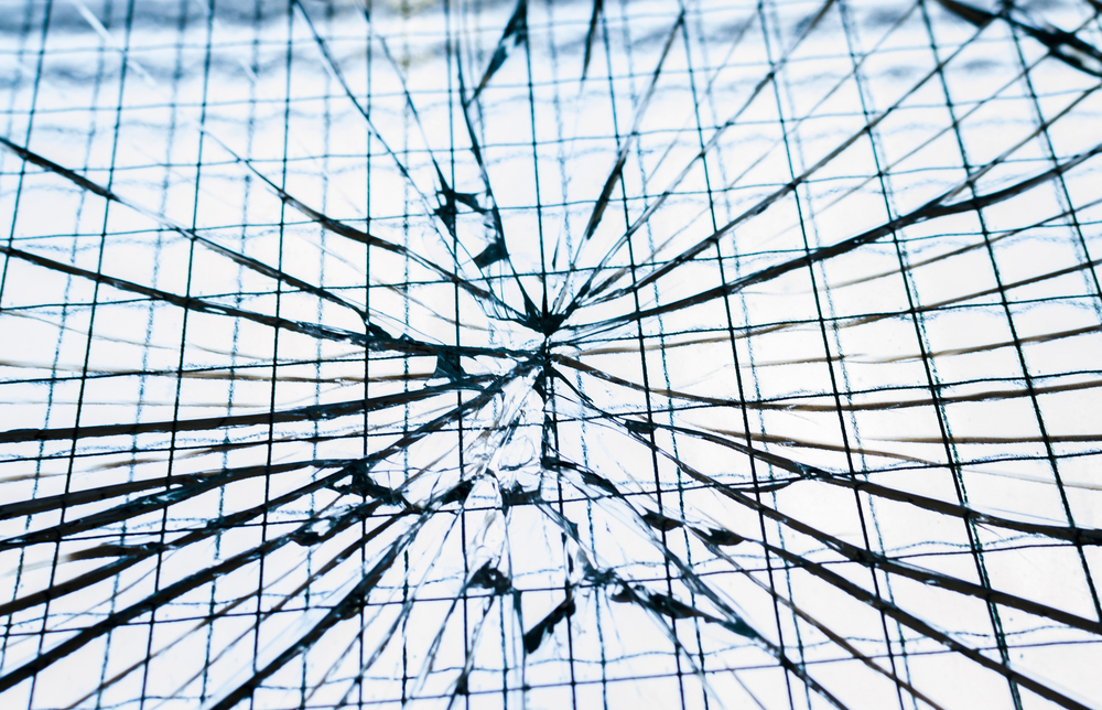 Photo en gros plan d'un vitrage cassé suite à un impact