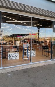 Photo d'une vitrine de magasin de chaussure neuve