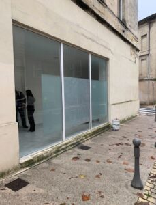 Photo d'une vitrine neuve dans un quartier de Bordeaux tout juste remplaçée par la Miroiterie Gironde